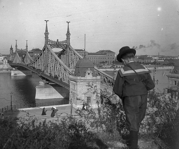 Szabadság (Ferenc József) híd a Gellérthegyről nézve.