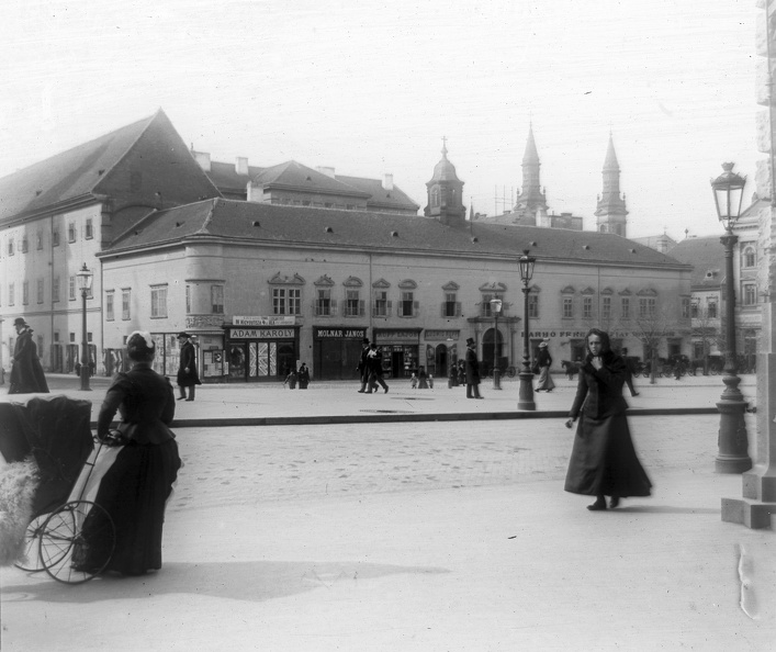 Városház tér a régi városháza elől fotózva, a háttérben az ortodox székesegyház két tornya. Ma a tér helyén a Piarista tömb található.