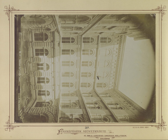 "A pesti Új Városháza udvari homlokzata. A felvétel 1880-1890 között készült." A kép forrását kérjük így adja meg: Fortepan / Budapest Főváros Levéltára. Levéltári jelzet: HU.BFL.XV.19.d.1.05.038