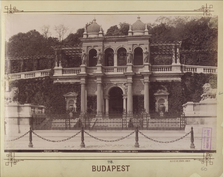 "Várkert bazár épületegyüttes középrésze. A felvétel 1890 után készült." A kép forrását kérjük így adja meg: Fortepan / Budapest Főváros Levéltára. Levéltári jelzet: HU.BFL.XV.19.d.1.07.119
