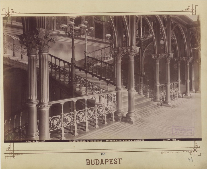 "Az Új Városháza lépcsőháza. A felvétel 1890 után készült." A kép forrását kérjük így adja meg: Fortepan / Budapest Főváros Levéltára. Levéltári jelzet: HU.BFL.XV.19.d.1.07.188