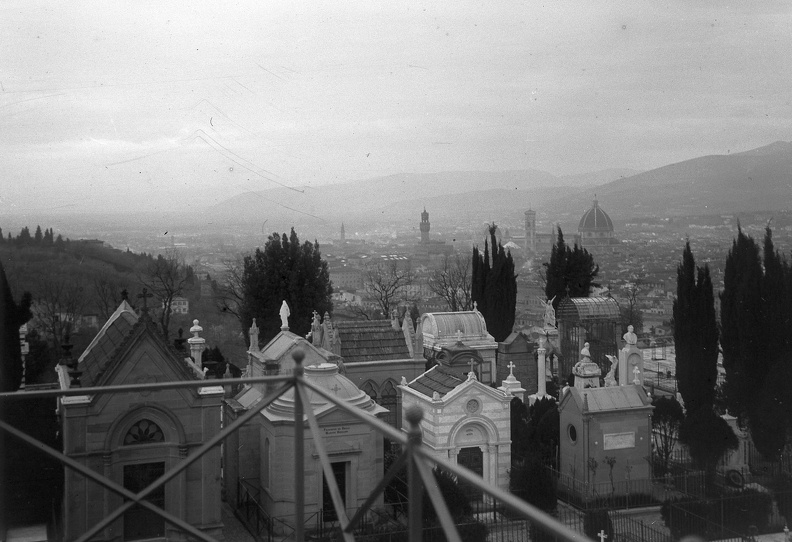 Látkép, előtérben a San Miniato al Monte templom melletti temető, háttérben a Palazzo Vecchio és a Dóm tűnik fel.