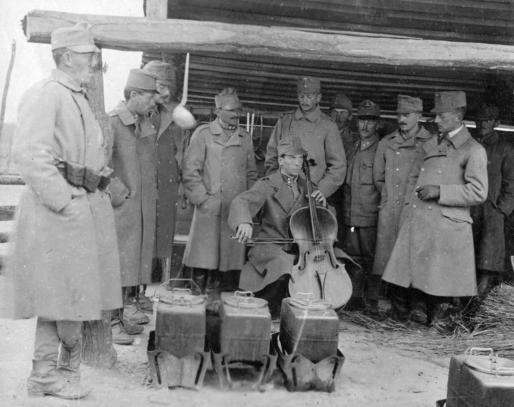 Első világháború, Kerpely Jenő gordonkaművész a fronton.