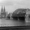 Rajna, Hohenzollernbrücke, háttérben a Dóm.