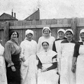 ápolónők az első világháború alatt a barakk kórház előtt.