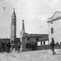 az Osztrák-Magyar Monarchia katonái, a Piave folyó közelében húzódó olasz front mögött, 1918 nyarán. A háttérben a Keresztelő Szent János templom harangtornya.