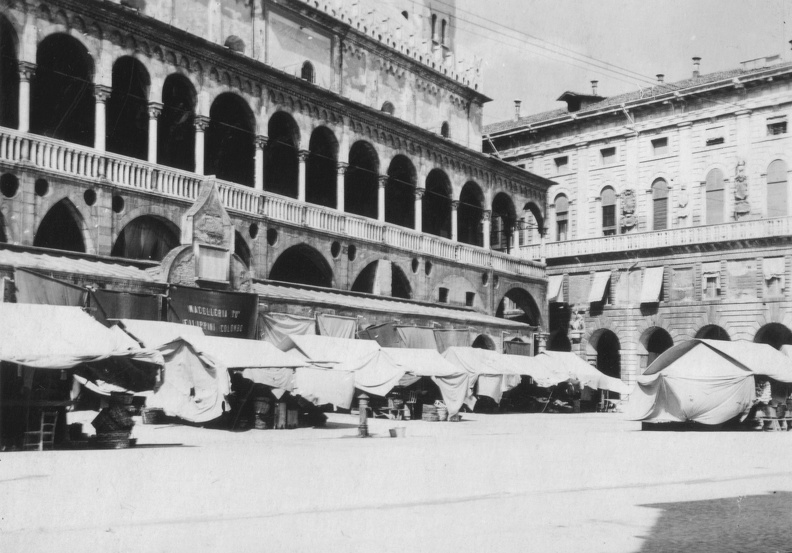 Piazza delle Erbe (Füvek tere). Jobbra a Palazzo della Ragione (Igazság palotája).