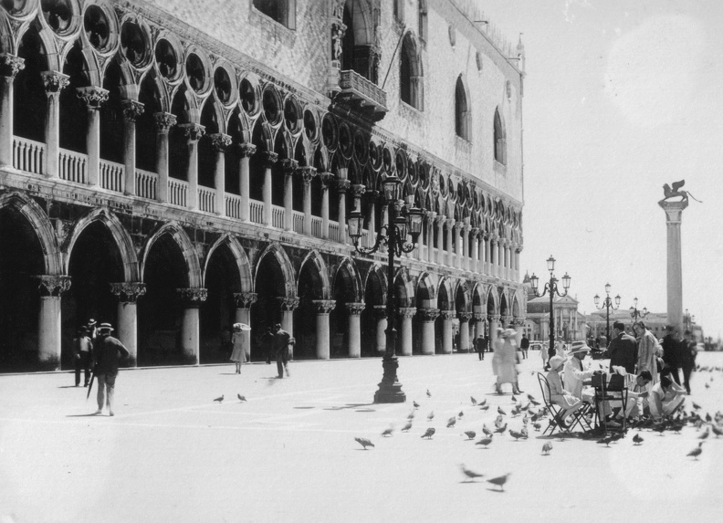 Szent Márk tér, Dózse-palota, jobbra a gránitoszlopon Velence jelképe, a szárnyas oroszlán.