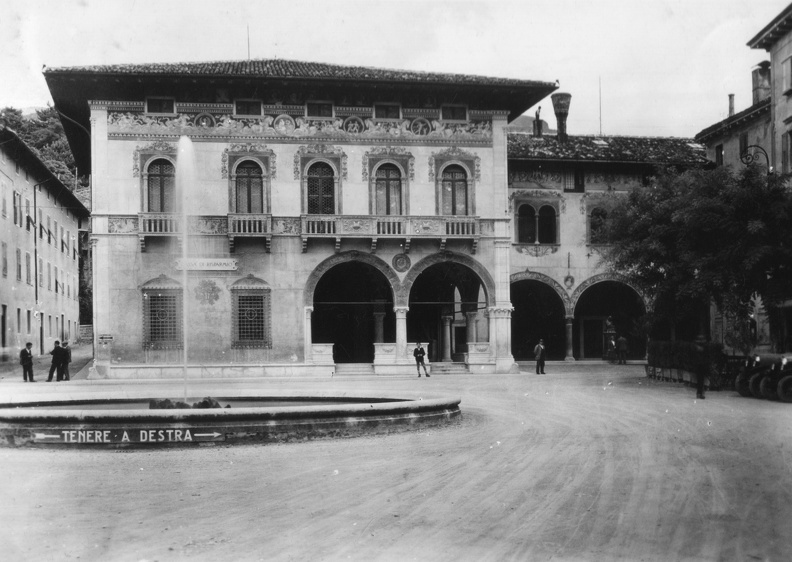 Piazza Antonio Rosmini, Palazzo della Cassa di Risparmio.