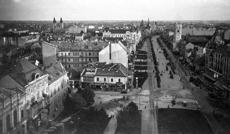 Piac utca a Református Nagytemplomból fotózva.