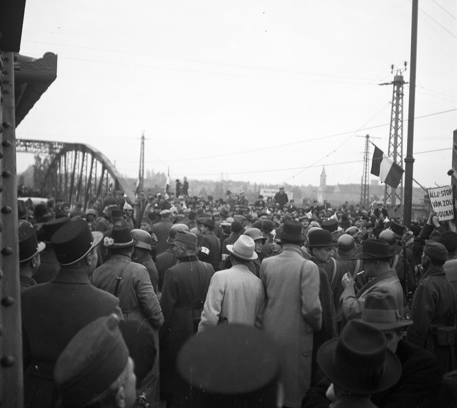 csehszlovák-magyar határátkelő a Kis-Duna-ág hídjánál a magyar csapatok bevonulása idején.