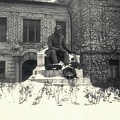 Jókai Mór szobra (Berecz Gyula, 1937.) a Duna Menti Múzeum (Kultúrpalota) előtt.