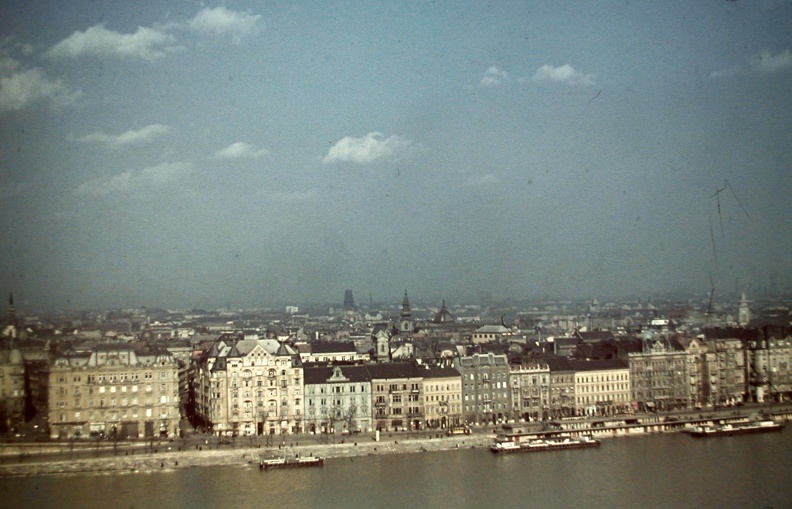 Pesti látkép a Gellérthegyről, Belgrád (Ferenc József) rakpart az Erzsébet híd és a Szabadság (Ferenc József) híd között.