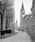 Vár utca, balra a Székesegyház, jobbra a Szent István templom, távolban a Piarista templom.