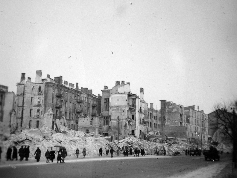 a Hrescsatik sugárút felrobbantott épületei, szemben a Gyetszkij Mir (Gyermekvilág) áruház romjai.