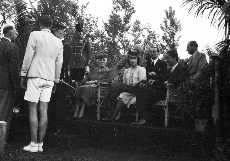 takarásban Horthy Miklós, ülnek: Horthy Miklósné, Horthy Istvánné, Horthy István. A felvétel a tenisz díszpályánál készült 1942. májusában, a Magyarország - Németország (3:3) teniszmérkőzésen.