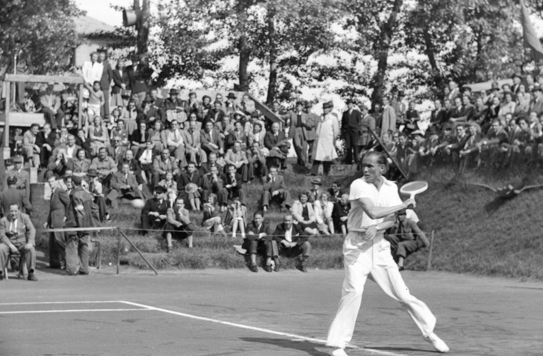 Salgótarjáni (Tomcsányi) út, Gázművek teniszpálya, Magyarország - Belgium (4:1) Davis kupa mérkőzés. Asbóth József örökös magyar bajnok teniszező.
