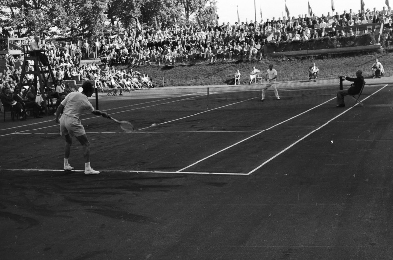 Salgótarjáni (Tomcsányi) út, Gázművek teniszpálya, Magyarország - Belgium (4:1) Davis kupa mérkőzés. Szemben Asbóth József örökös magyar bajnok teniszező.