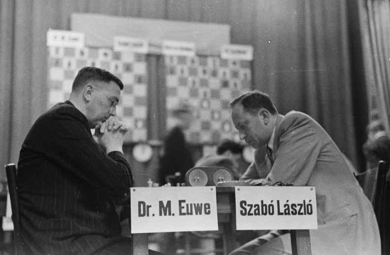 Magdolna utca 5-7. Vasas székház, Magyarország - Hollandia sakkmérkőzés. Dr. Max Euwe egykori világbajnok és Szabó László nemzetközi nagymester, világbajnokjelölt sakkozók.