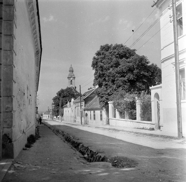 Ramassetter utca a Kossuth Lajos utca felől, az Urunk Mennybemenetele plébániatemplom felé nézve.