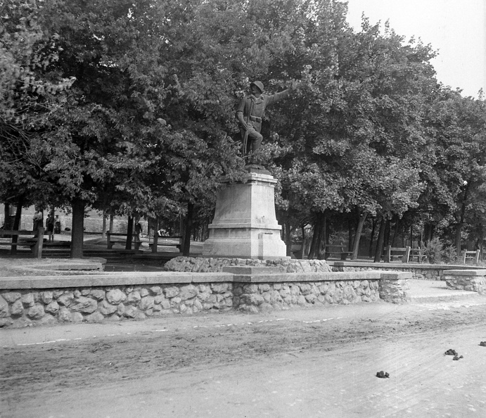Kossuth Lajos utca a Szent István térnél, I. világháborús emlékmű (Bory Jenő és Bory Pál alkotása, 1932.).