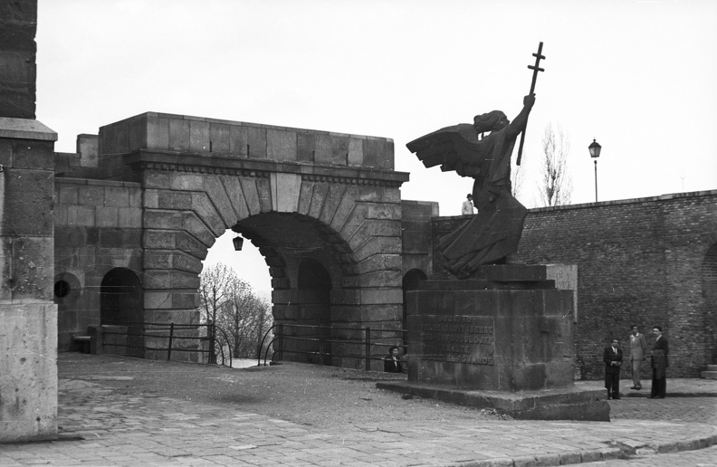 Bécsi kapu tér, Bécsi kapu, Budavár visszavételének emléke (Ohmann Béla, 1936.).