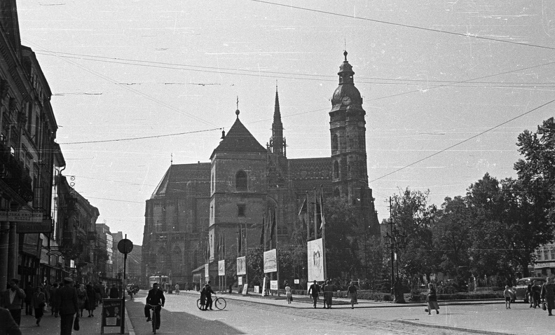 Fő tér (Hlavné namestie), Szent Erzsébet-főszékesegyház (Dóm), előtte az Orbán-torony.