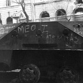 Üllői út 30. és 32., kiégett szovjet BTR-152 páncélozott lövészszállító jármű.