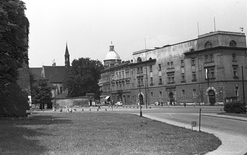 a Szent Egyed-templom, a Szent Péter és Pál apostolok templomának kupolája és a ulica Grodzka-n az Arsenal Królewski, a Királyi Palota (Wawel) mellől nézve.