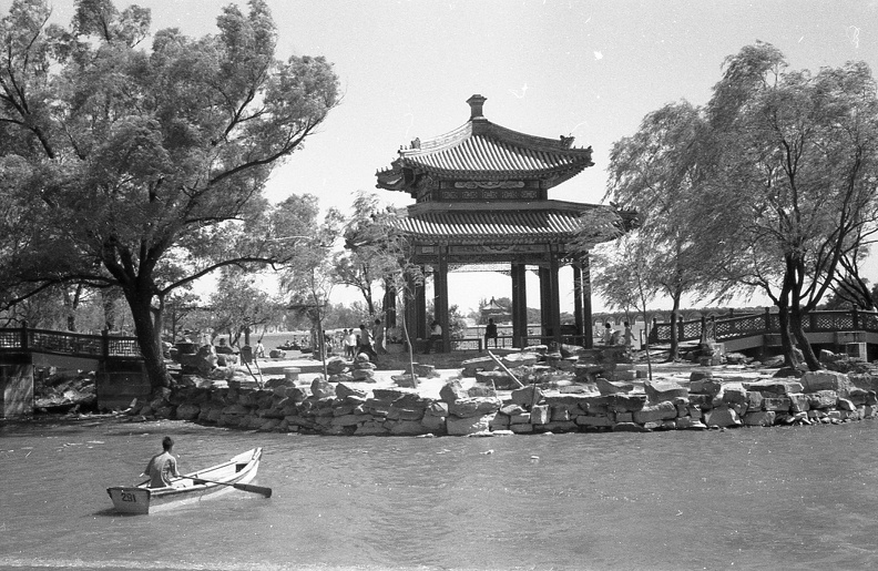 a Nyári Palota területe, Kunming tó, a Tavasz Hírnöke Pavilon.