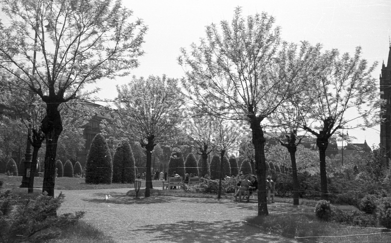 Kossuth Lajos tér, balra a fák takarásában a Földművelésügyi Minisztérium épülete.