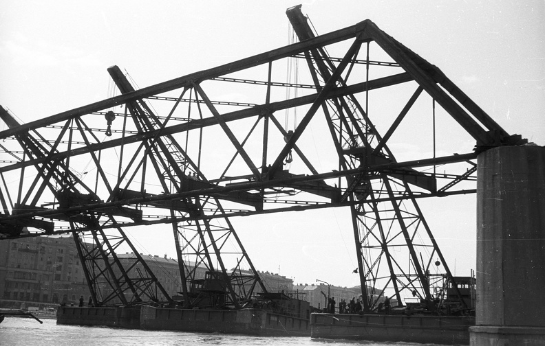a Kossuth híd bontása. A Táncsics Mihály, Jókai Mór és Ady Endre úszódaruk leemelik a híd medernyílásának vasszerkezetét.