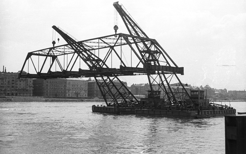 a Kossuth híd bontása. A Táncsics Mihály és az Ady Endre úszódaruk, a Bem rakpartra viszik a híd egyik medernyílásának vasszerkezetét.