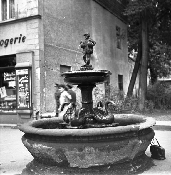 Schillerstrasse, Gänsemännchenbrunnen.