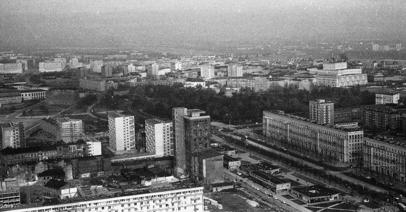 látkép a Kultúra és a Tudomány Palotájából észak felé, középen az ulica Marszalkowska - ulica Królewska kereszteződés.