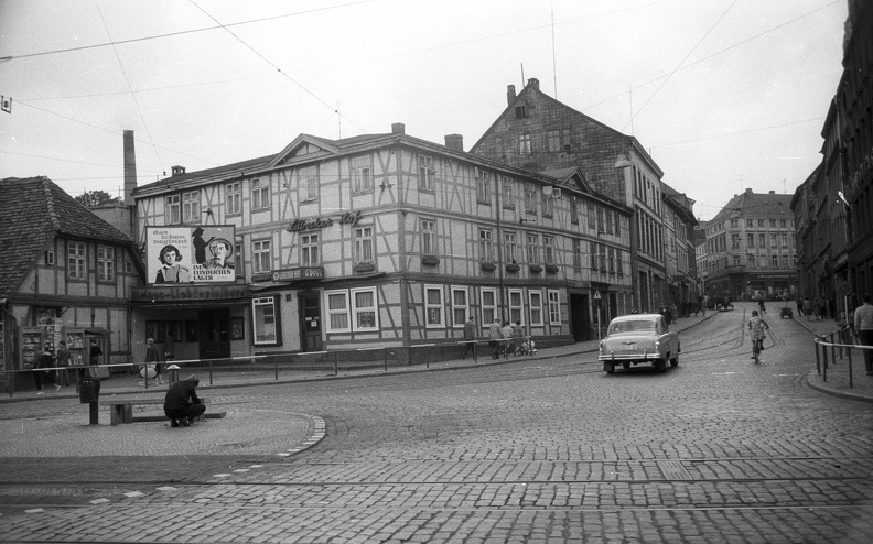 Marienplatz, középen a mára lebontott Lübecker Hof szálloda.