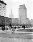 a Varsói Felkelés tere (Plac Powstancow Warszawy), a Prudential biztosító (a II.vh után Varsó hotel) 1931-34. között épült, jelenleg üres székháza. Háttérben a Kultúra és Tudomány Palotája.