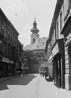 Kazinczy utca a Széchenyi tér felől nézve, háttérben a Karmelita templom.