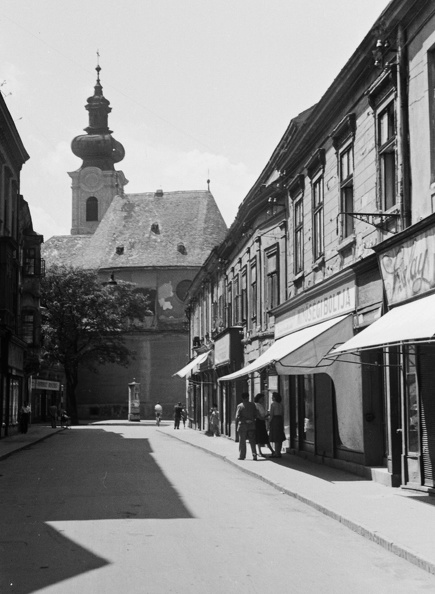 Kazinczy utca a Széchenyi tér felől nézve, háttérben a Karmelita templom.