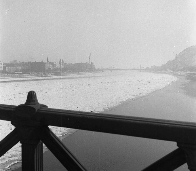 a jeges Duna a Lánchídról nézve. Távolban az épülő Erzsébet híd és a Szabadság híd.