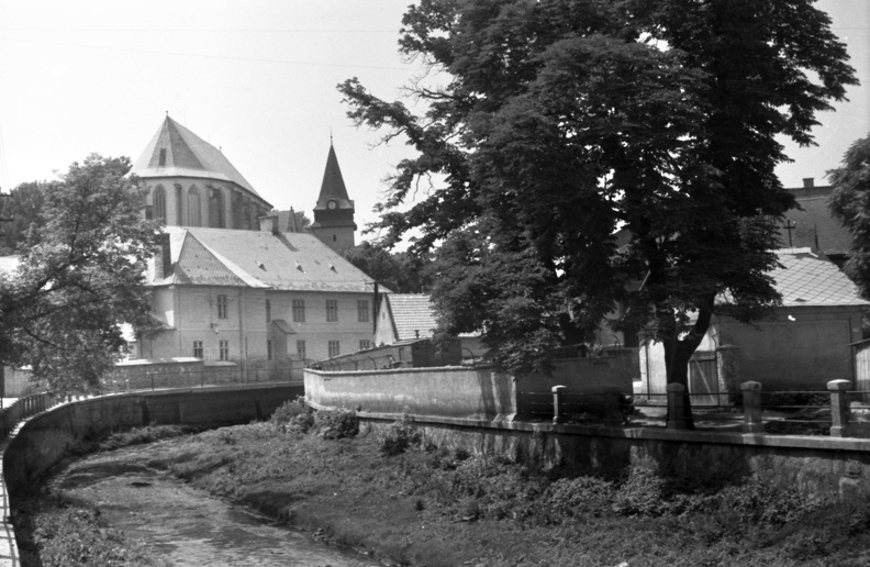 Szinva folyó ma befedve Kálvin János utca, a Hermann Ottó múzeum hátulról, háttérben az Avasi református templom.