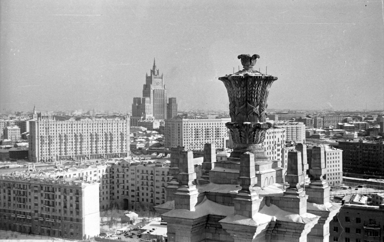 háttérben a külügyminisztérium épülete. A fotó a Radisson (Ukrajna) szálló tornyából készült.