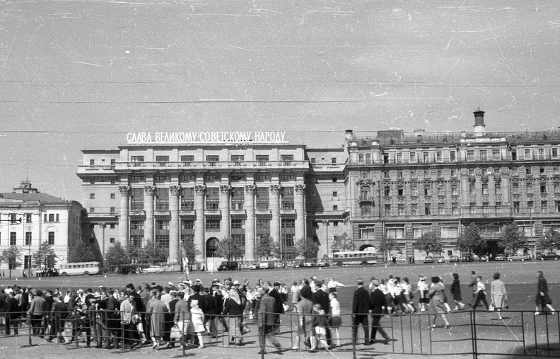 Manézs tér, Hotel National.