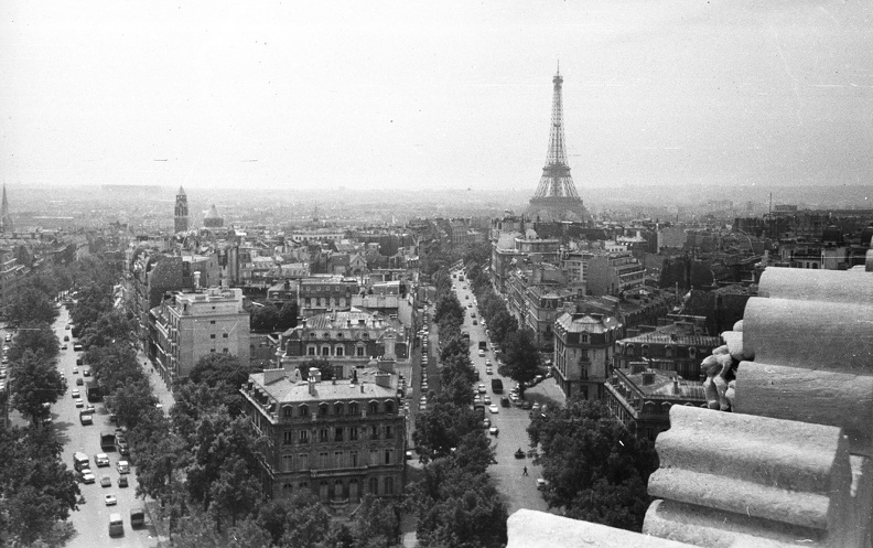 kilátás a Diadalív tetejéről az Eiffel-torony felé.