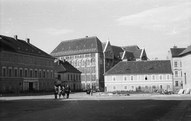 Kapisztán tér, háttérben a Magyar Országos Levéltár épülete.