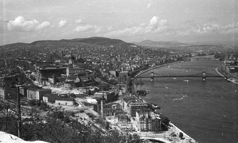 a budai Vár, a Duna és a budai hegyek a Citadelláról nézve.