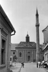 Minaret a Torony utcából nézve, háttérben a római katolikus templom (volt Irgalmasok temploma).