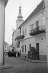 Tauffer ház a Strada Vasile Goldis és a Strada Sextil Puscariu sarkán, háttérben a ferences templom tornya.