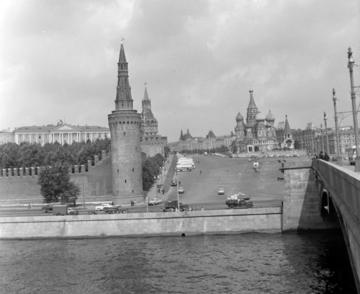 a Vörös tér, a Kreml és a Vaszilij Blazsennij székesegyház a Nagy Moszkva -folyó hídról nézve.