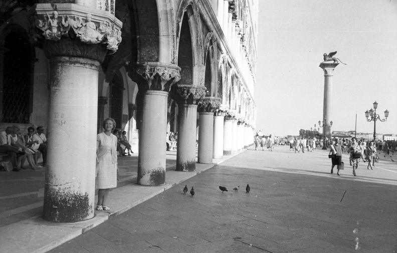 Szent Márk tér, a Dózse-palota oszlopsora. Szemben a gránitoszlopon Velence jelképe a szárnyas oroszlán.